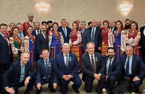 <br />
Рогозин показал, как казаки поздравили Роскосмос с Новым годом<br />
