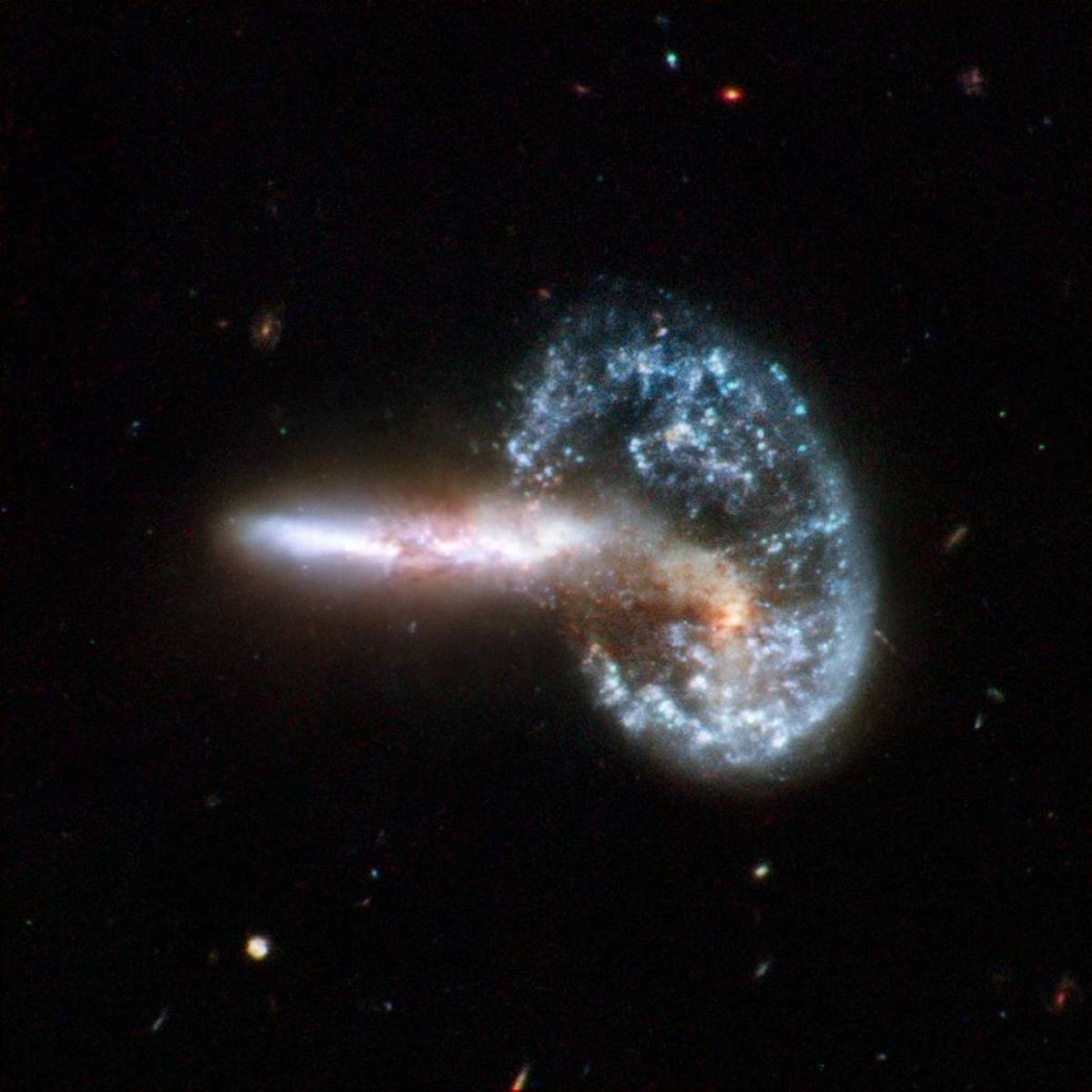 Хаббл сделала снимок пары дружелюбных галактик