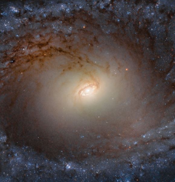 Hubble сфотографировал галактику IC 2051
