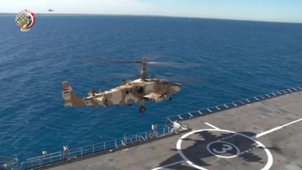 Вертолеты Ка-52 на египетском универсальном десантном корабле типа Mistral