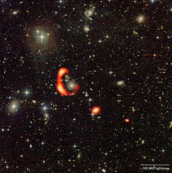 Далекая галактика окружена гигантским кольцом из водорода
