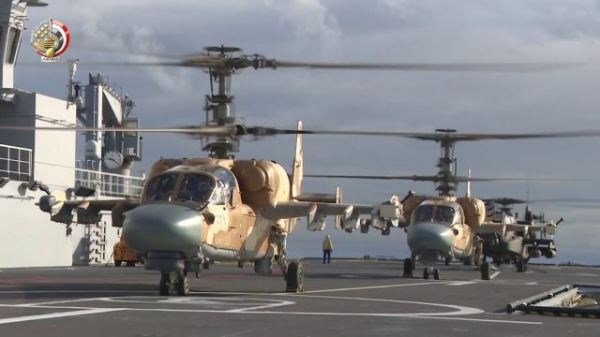 Вертолеты Ка-52 на египетском универсальном десантном корабле типа Mistral