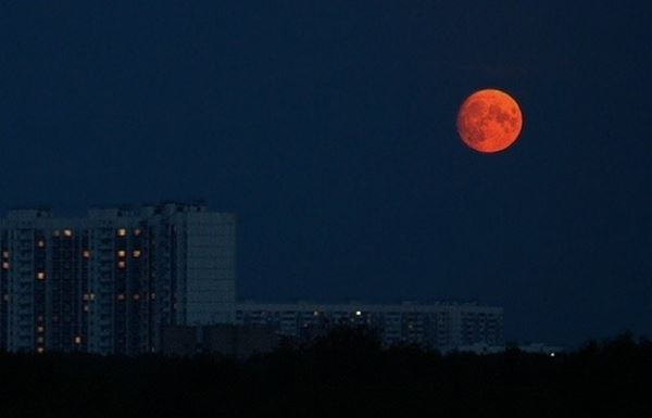 Редкая красная Луна и Марс в вечернем небе 27 июля