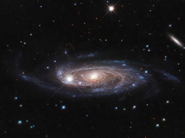 Hubble сфотографировал огромную галактику в окрестностях Млечного пути